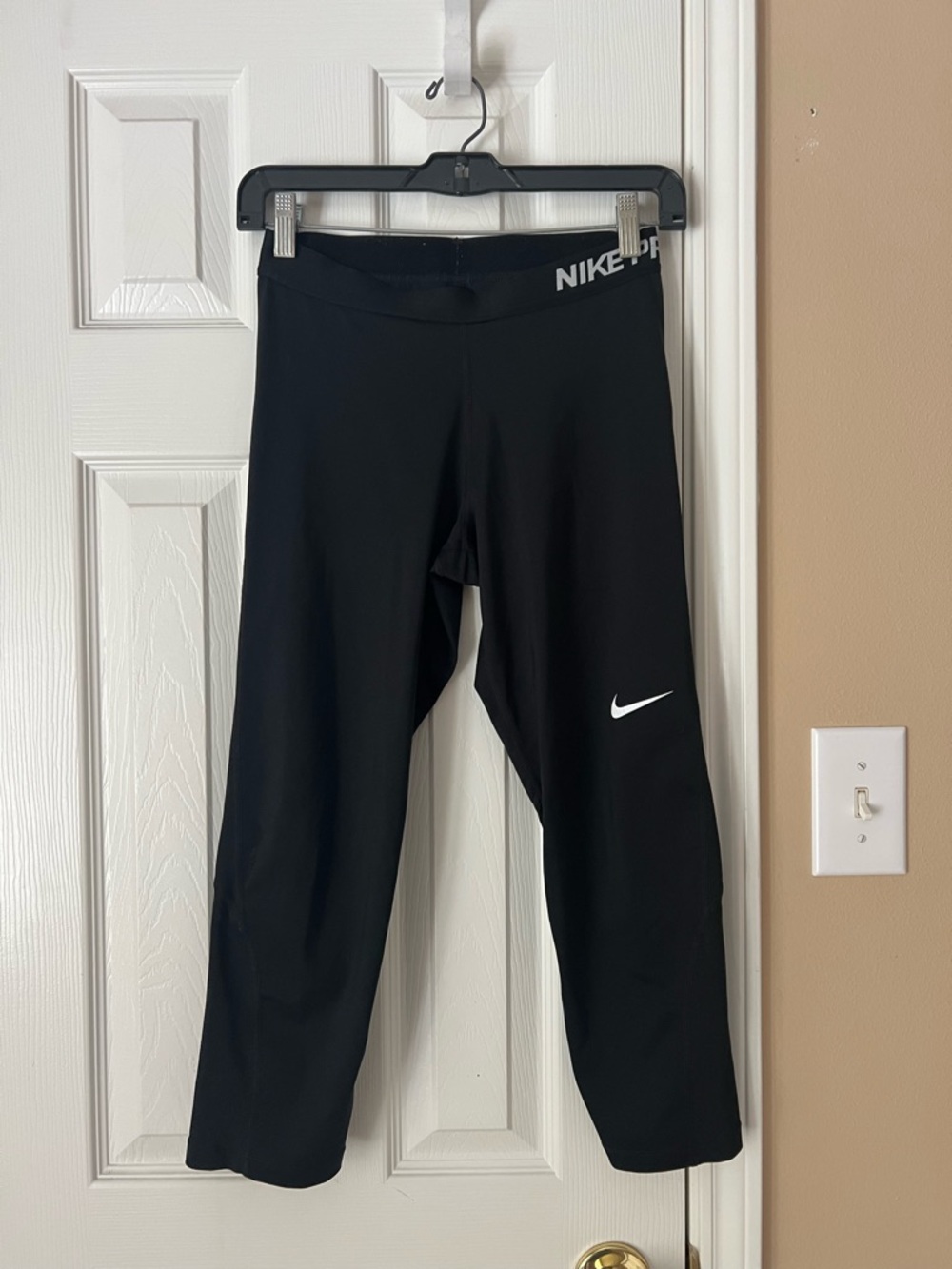 Nike Pro Women’s Black Cropped Leggings